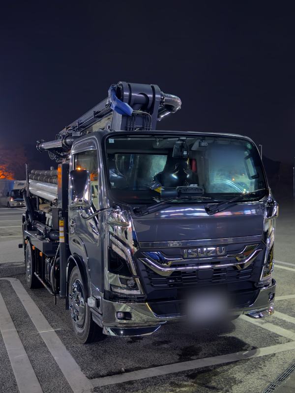 夜の駐車場に停めたポンプ車