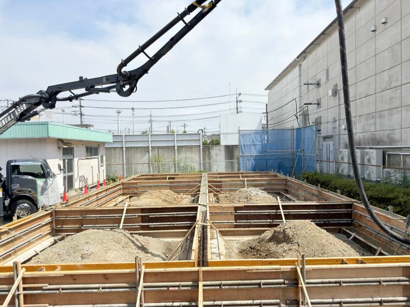 基礎の型枠へ、ブームで